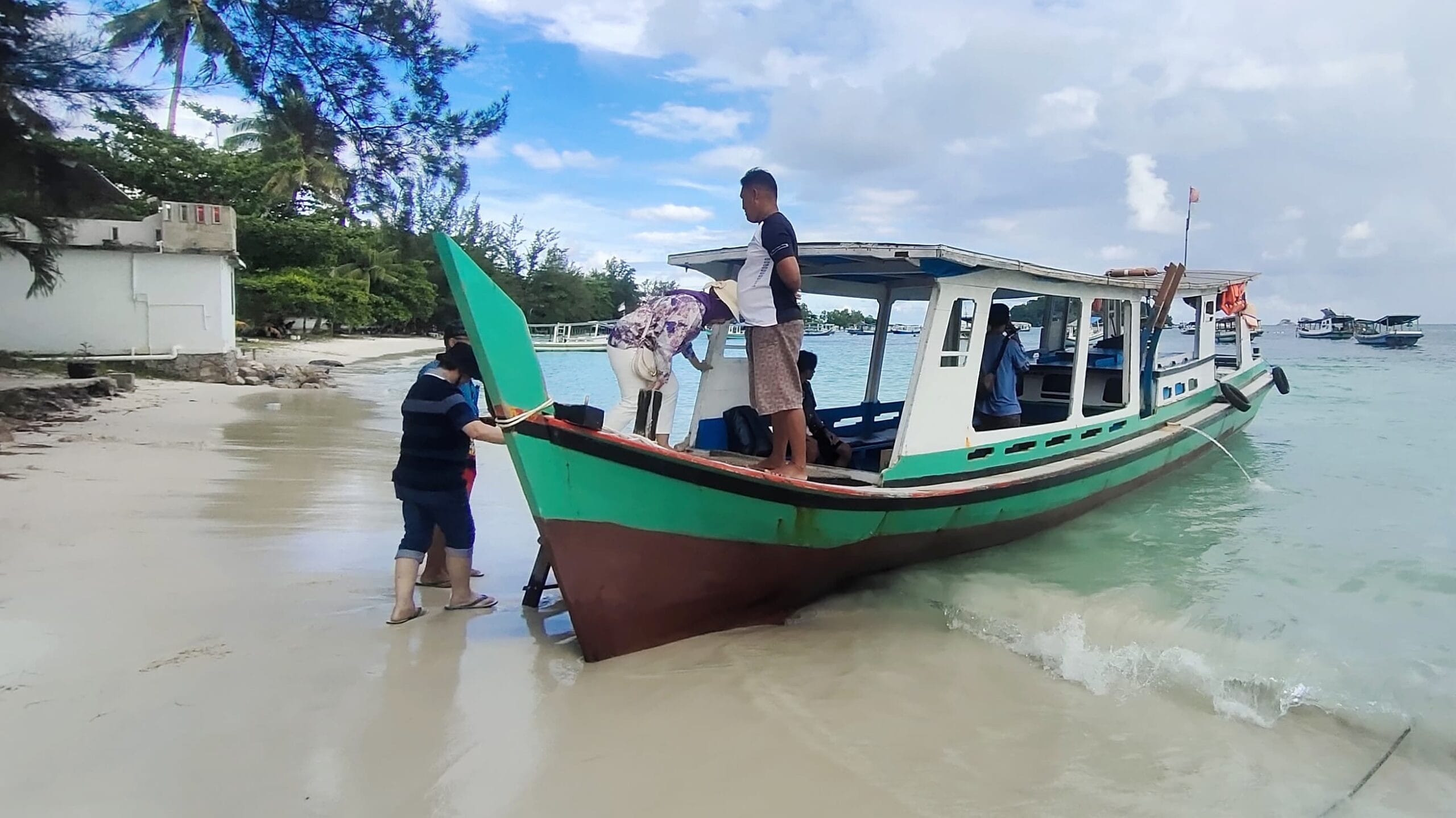 Kapal yang membawa wisatawan ke Pulau Lengkuas, Belitung.