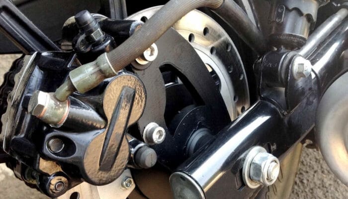 Begini Teknik Pengereman di Jalanan yang Banyak Turunan dan Tanjakan