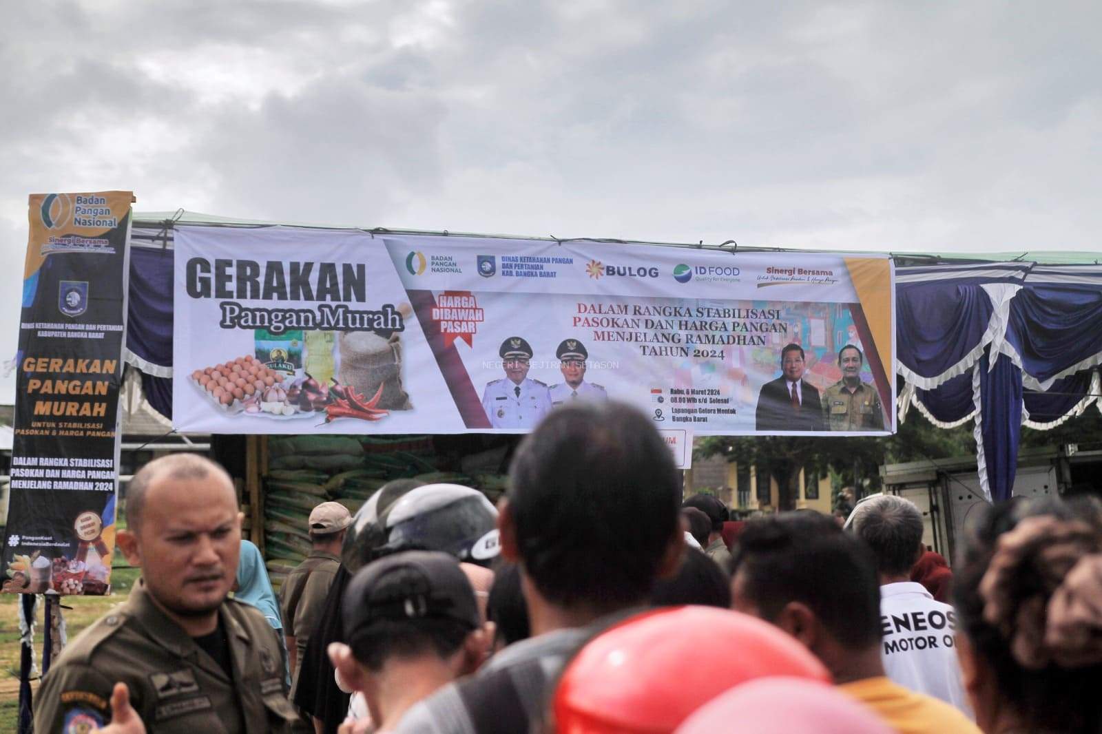 Warga antre untuk membeli bahan pokok di Pasar Murah (GPM) Kabupaten Bangka Barat tahun 2024 yang bertempat di lapangan Gelora Mentok, Rabu (6/3/2023) pagi.