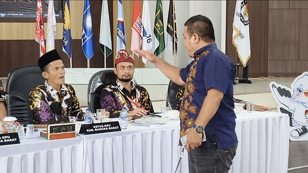 Dedi Wijaya saat memarahi Ketua KPU Bangka Barat, pada rapat rekapitulasi tingkat kabupaten di Gedung Majapahit Unmet Mentok, Kamis (29/02/2024) sore.