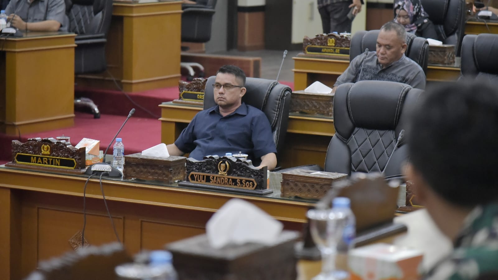 Martin salah satu anggota DPRD Babar sedang mengikuti rapat Paripurna tentang Pengambilan Keputusan terhadap Rancangan Peraturan Daerah (Raperda) tentang Perlindungan Lahan Pertanian Pangan Berkelanjutan menjadi Perda.