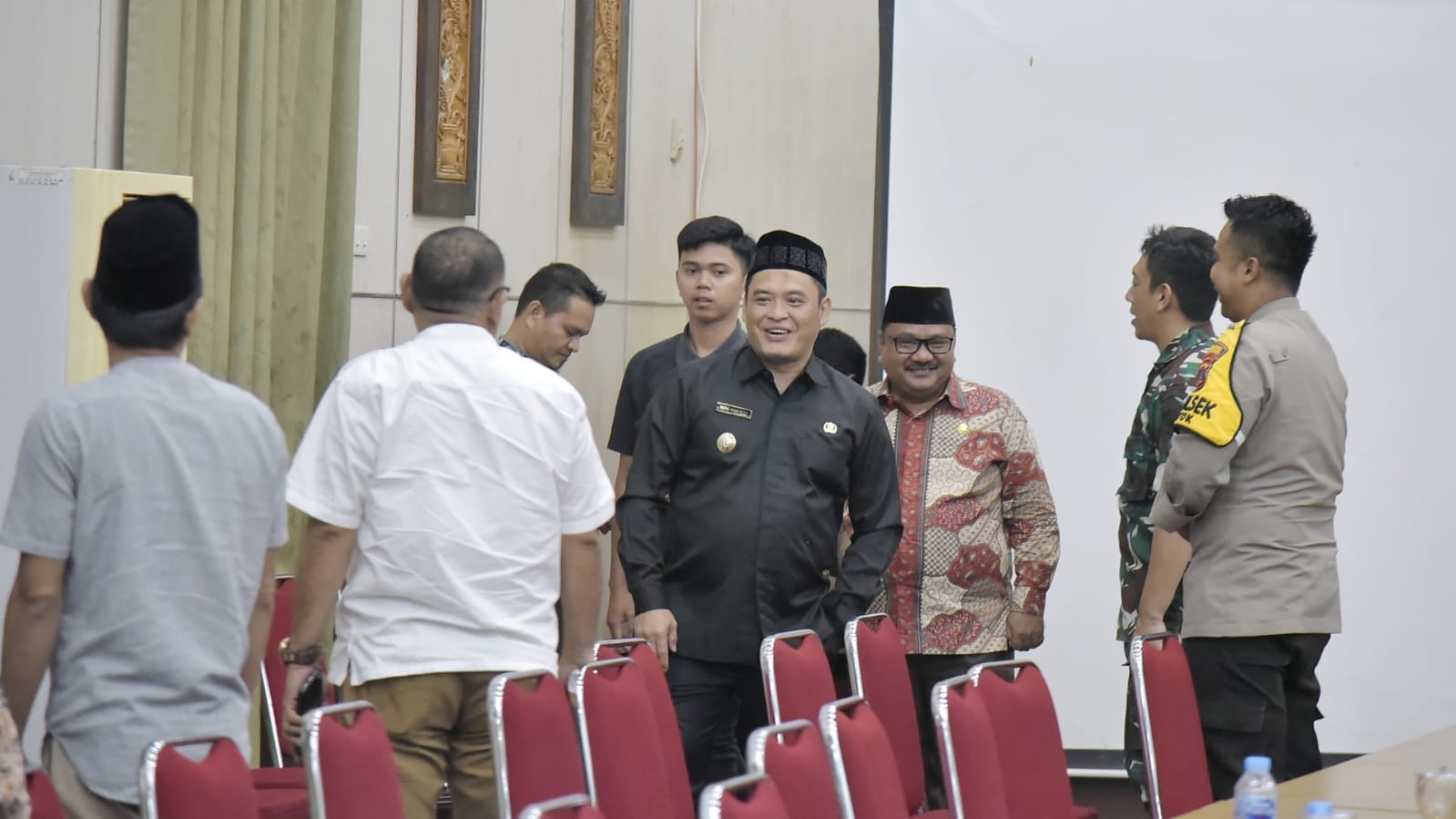 DPRD Bangka Barat (Babar) didampingi Forkopimda bersama Wakil Bupati usai melaksanakan Rapat Paripurna tentang Pengambilan Keputusan terhadap Rancangan Peraturan Daerah (Raperda) tentang Perlindungan Lahan Pertanian Pangan Berkelanjutan menjadi Perda.