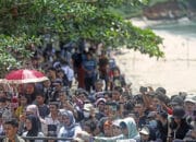 Sejumlah masyarakat tampak antusias menyaksikan tradisi perang ketupat yang digelar di Pantai Pasir Kuning, Kecamatan Tempilang, Kabupaten Bangka Barat, pada Minggu (3/3/2023) siang.