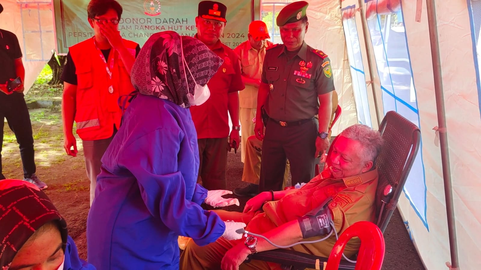 Bupati Bangka Barat Sukirman, donor darah jelang peringatan Hari Ulang Tahun (HUT) ke-78 Persit Kartika Chandra Kirana Tahun 2024 di Lapangan Pemkab Babar, Senin (4/3/2024) pagi.