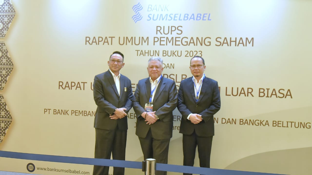 Bupati Bangka Barat berfoto bersama kepala daerah dalam kesempatan RUPS LB Bank Sumsel-Babel di Hotel Fairmont, Jakarta, pada Rabu (06/03/2024). (Foto/Fierly)