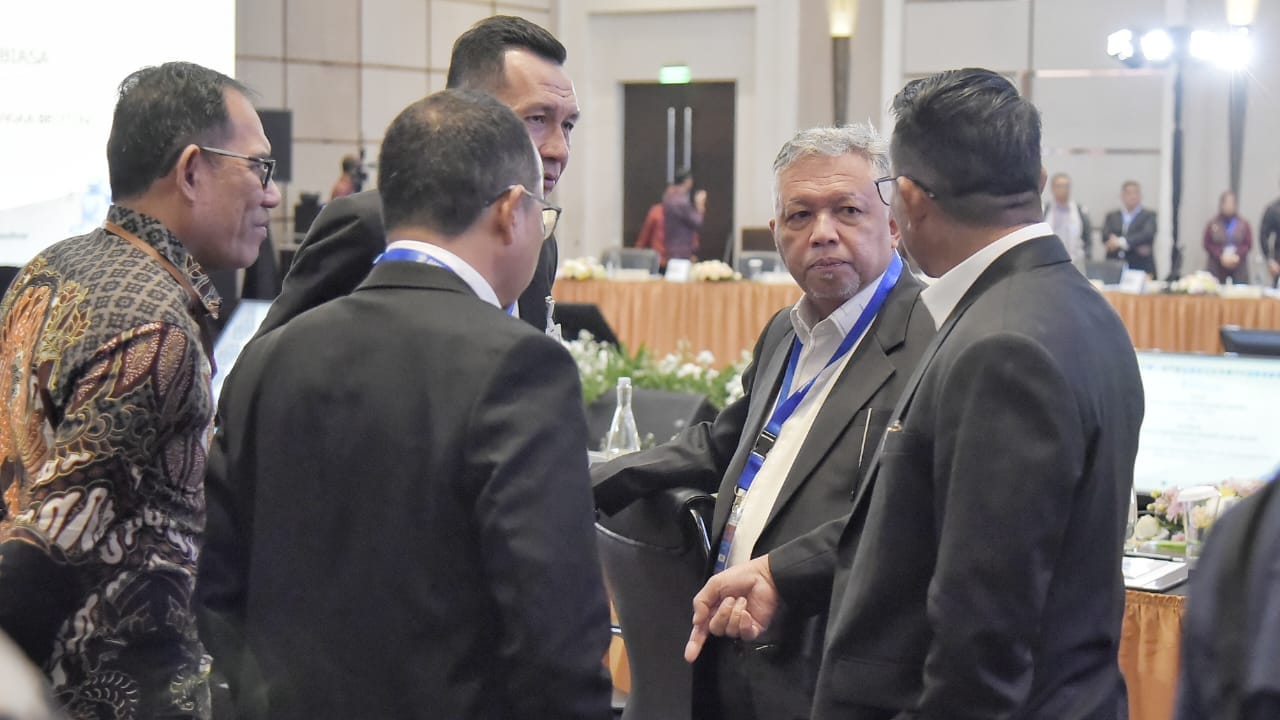 Bupati Bangka Barat Sukirman saat berdiskusi bersama jajaran pemengang saham dalam kegiatan RUPS LB Bank Sumsel-Babel di Hotel Fairmont, Jakarta, pada Rabu (06/03/2024). (Foto/Fierly).