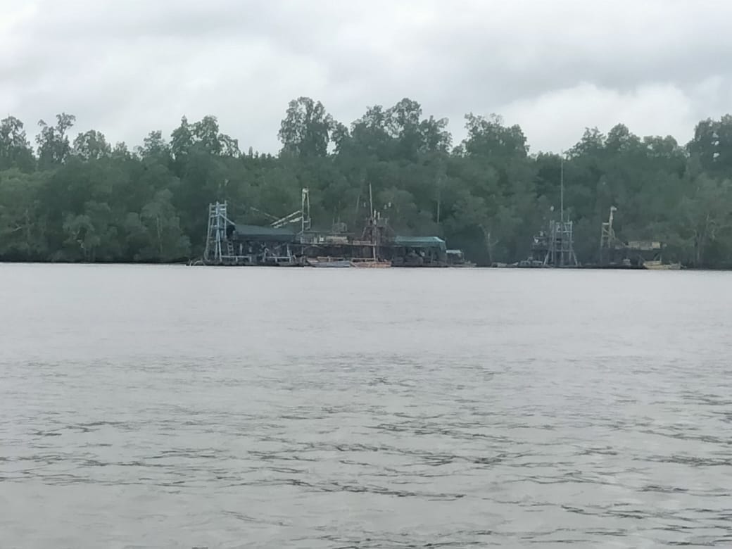 Aktivitas sejumlah ponton jenis rajuk yang menghantam kawasan mangrove di Dusun Terabek, Desa Belo Laut, Kecamatan Mentok, Kabupaten Bangka Barat.