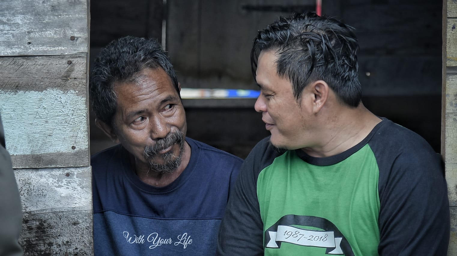Wakil Bupati Bangka Barat (Babar) Bong Ming Ming menyempatkan diri mengunjungi salah satu warga yang sedang terimpa musibah disela-sela kegiatan gotong royong bersama TNI,Polri, Pemerintah Kabupaten (Pemkab) Bangka Barat (Babar) beserta masyarakat di Kampung Limbung, Kelurahan Tanjung, Kecamatan Mentok, Kabupaten Bangka Barat, pada Sabtu (09/03/2024) pagi.