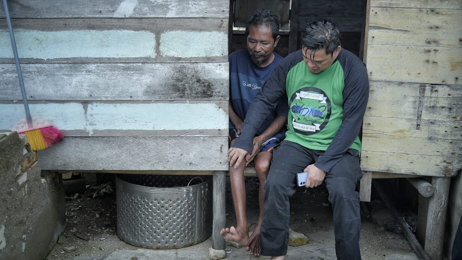 Wakil Bupati Bangka Barat saat mendengarkan Amir, salah seorang warga Kampung Limbung yang terkena penyakit stroke sehingga tidak bisa beraktivitas normal kembali.