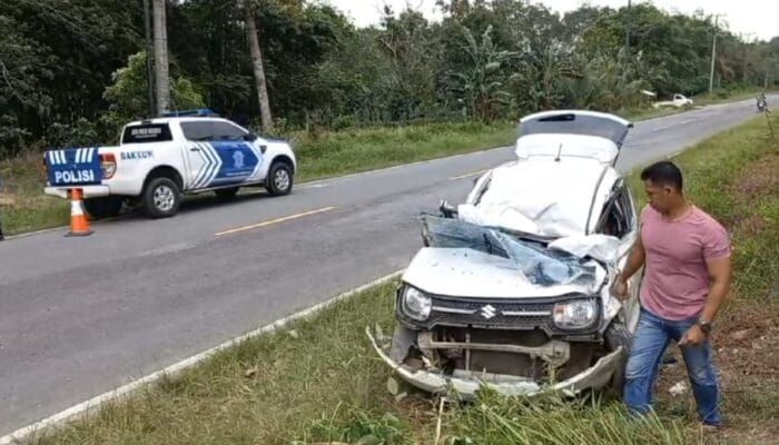 Pengemudi Mobil Ignis Tewas Usai Hantam Tiang Listrik di Air Belo