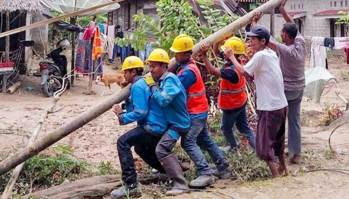 Tantangan Cuaca Ekstrem, PLN Siagakan Petugas Jaga Kelistrikan Andal selama Ramadan