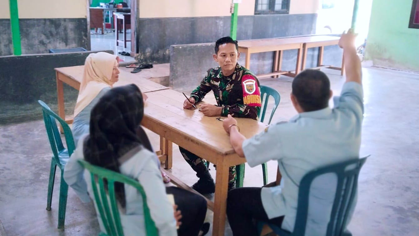 Sersan Satu Andi Gunawan Babinsa Koramil 431- 01/Jebus, gelar komsos sekaligus musyawarah bersama Tim BSIP, DISTAN dan PUPR serta perangkat Desa Mislak di kantor Desa Mislak, Kecamatan Jebus Kabupaten Bangka Barat, Selasa (19/3/2024).