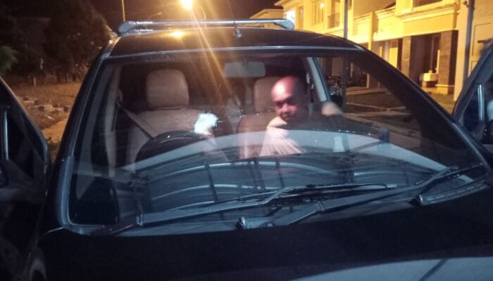 Dilempar Batu Oleh OTD, Kaca Depan Mobil Molen Retak