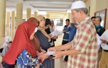Badan Amil Zakat Nasional (BAZNAS) Kabupaten Bangka Barat menyalurkan bantuan rutin kepada masyarakat yang membutuhkan, kegiatan ini berlangsung di lantai bawah Masjid Agung komplek perkantoran Pemerintah Daerah Kabupaten Bangka Barat, pada Jumat (22/03/2024).