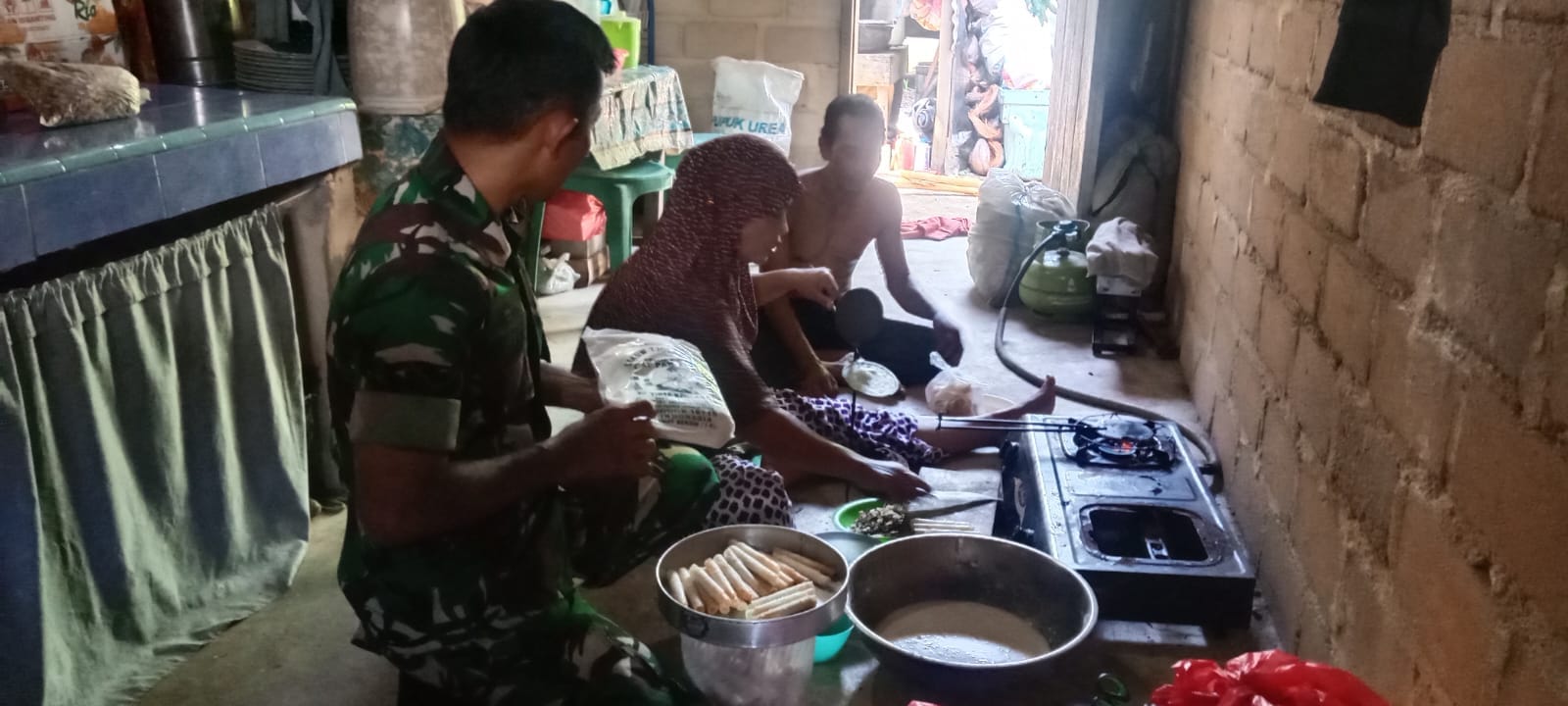 Sertu Sabariyanto Babinsa Koramil 431-02/Muntok melaksanakan Komsos bersama ibu Ros yang berprofesi sebagai pembuat kue Semprong bertempat Desa Pelangas Kecamatan Simpang Teritip, Sabtu (23/03/2024).