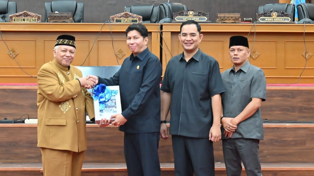 Bupati Sukirman saat menghadiri rapat Paripurna penyampaian LKPJ Bupati Tahun 2023.