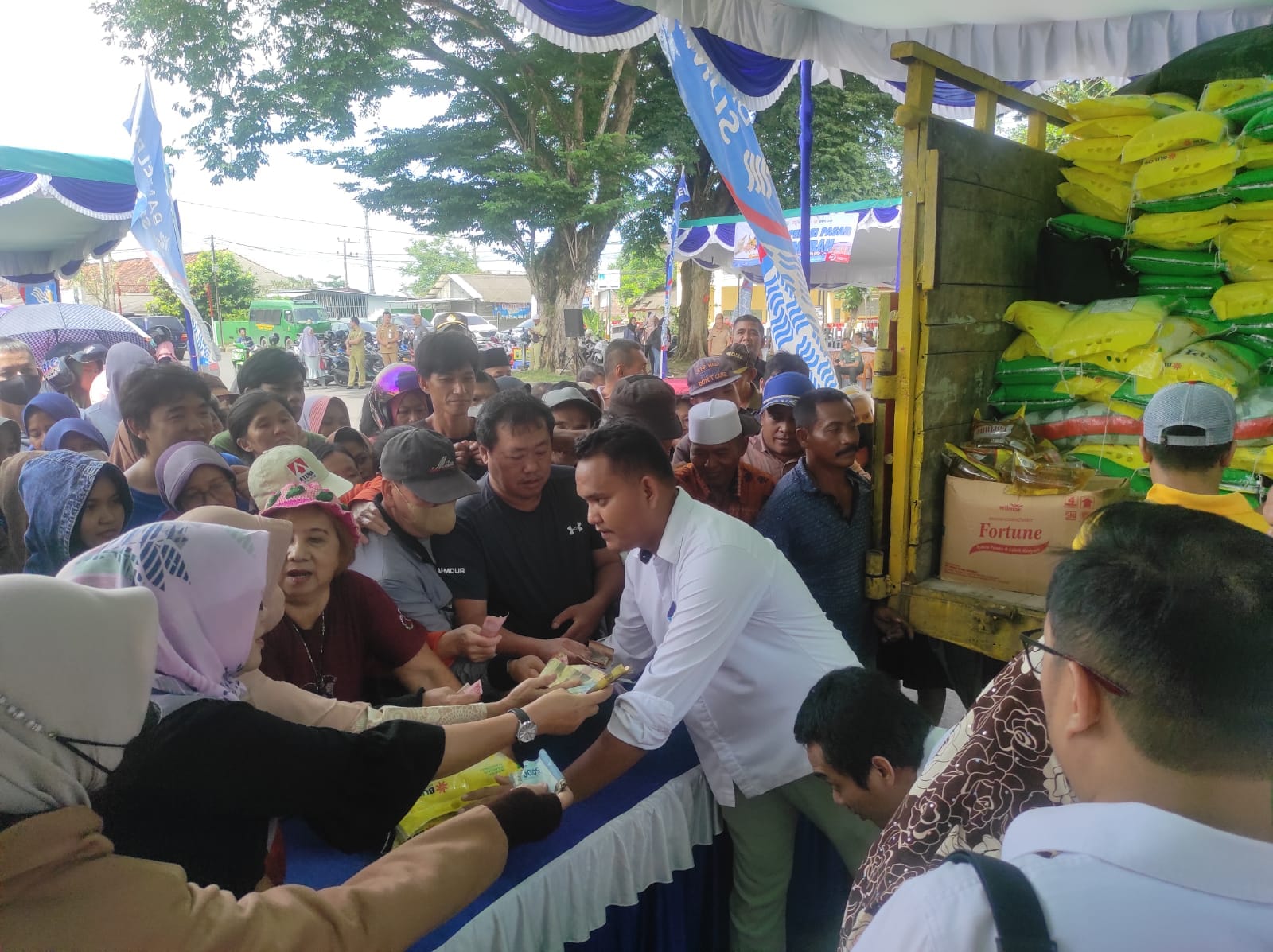 Pemerintah Kota Pangkalpinang bersama Bank Sumsel Babel menggelar operasi pasar murah di Halaman Depan Kantor Wali Kota Pangkalpinang, Senin (25/3/2024).