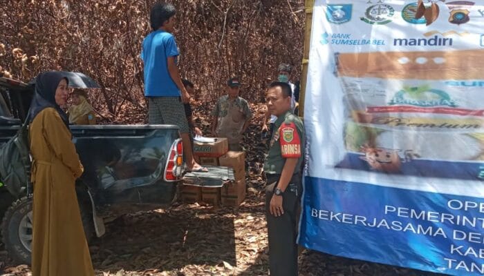 Babinsa Koramil 431-01/Jebus, Monitor Pendistribusian Sembako dan Cek Harga Pokok