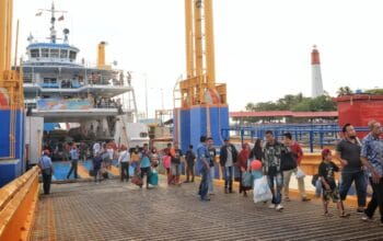 Sejumlah penumpang tiba di Pelabuhan Tanjung Kalian Mentok, Kabupaten Bangka Barat, Provinsi Bangka Belitung.