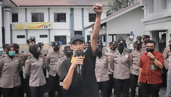 Ketika Kelapa Terbelah, Bajing dan Tikus Bersorak-sorai