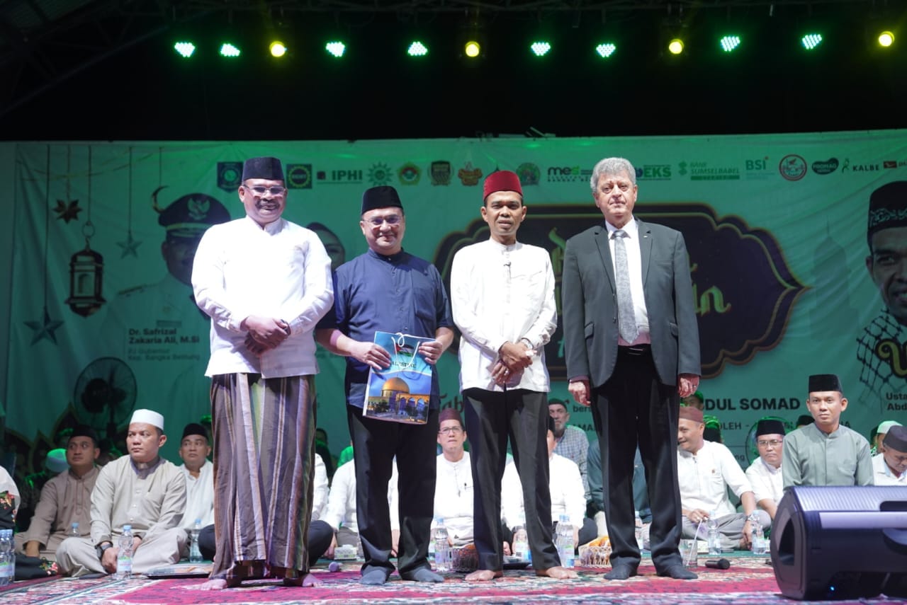 PJ Gubernur Babel bersama Ustad Abdul Somad, serta Dubes Palestina dalam acara Tabligh Akbar di Alun-alun Taman Merdeka, Pangkalpinang, pada Jumat (29/03/2024).