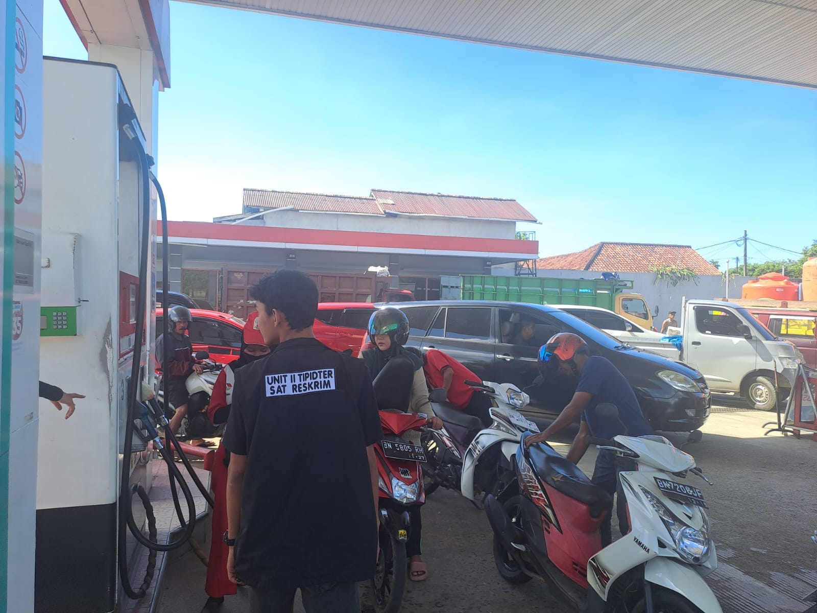 Unit Tipidter Satreskrim Polres Bangka Barat melakukan pengecekan di SPBU Kp. Jawa, Kecanatan Muntok, Kabupaten Bangka Barat, pada Sabtu (30/03/2024).