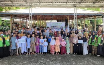 Wakil Bupati Bangka Barat, Bong Ming Ming bersama Yayasan Kesejahteraan Madani (Yakesma) Bangka Belitung (Babel) mengajak puluhan anak yatim piatu belanja kebutuhan lebaran Idulfitri, pada Sabtu (30/3/2024). (Foto/Fierly)