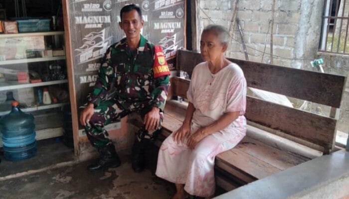 Babinsa Koramil 431-01/Jebus Datangi Ibu Pedagang Kopi