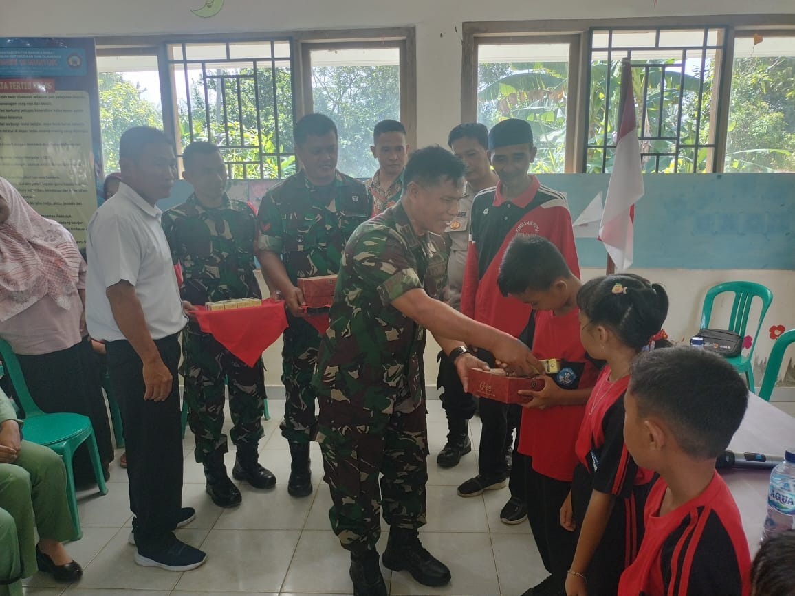 Koramil 431-02/ Muntok masuk SDN 19 Mentok dusun Tanjungular, Desa Airputih Kecamatan Mentok, Kabupaten Bangka Barat, Jum'at (01/03/2024). (ist/Pendim 0431/Bangka Barat)