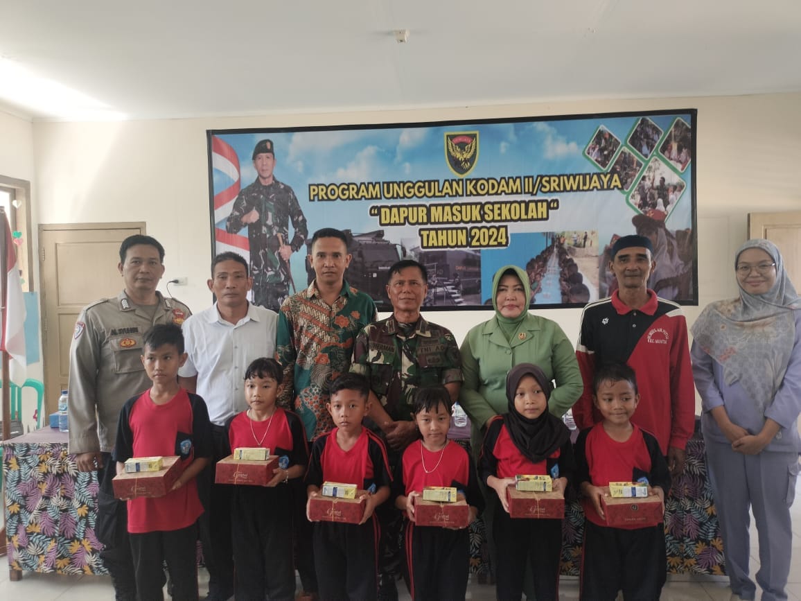 Koramil 431-02/ Muntok masuk SDN 19 Mentok dusun Tanjungular, Desa Airputih Kecamatan Mentok, Kabupaten Bangka Barat, Jum'at (01/03/2024). (ist/Pendim 0431/Bangka Barat)