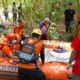 Tim SAR Gabungan mengevakuasi Very pencari ikan yang hilang di Sungai Lenggang, Desa Lintang, Kamis (7/3/2024)