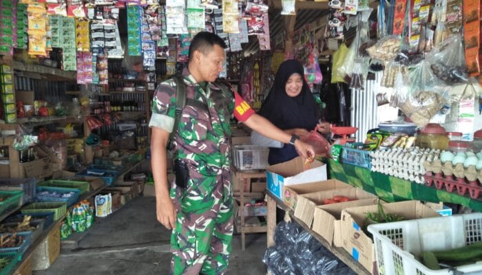 Cegah Penimbunan Sembako, Babinsa Koramil 431-02/Mentok Monitor Harga Sembako Dan Pengecekan