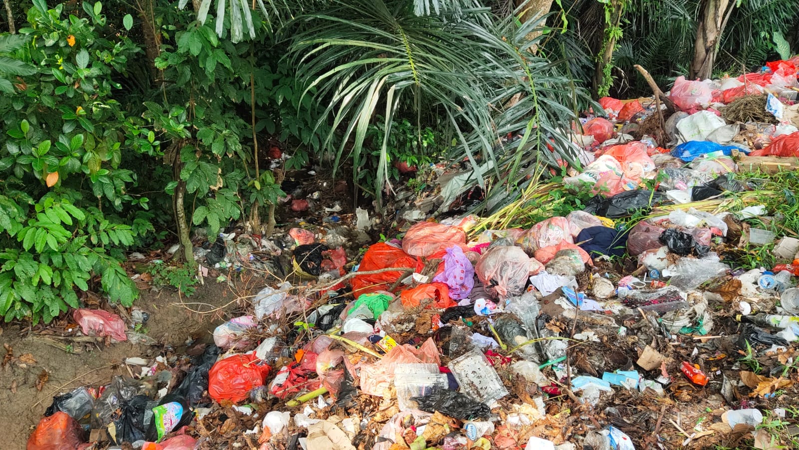 Sampah yang ada di Kecamatan Mentok. Foto: Sorotan Bangka.