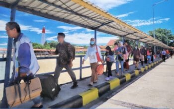 Sejumlah penumpang di Pelabuhan Tanjung Kalian, Mentok, Bangka Barat. (Foto/Fierly).