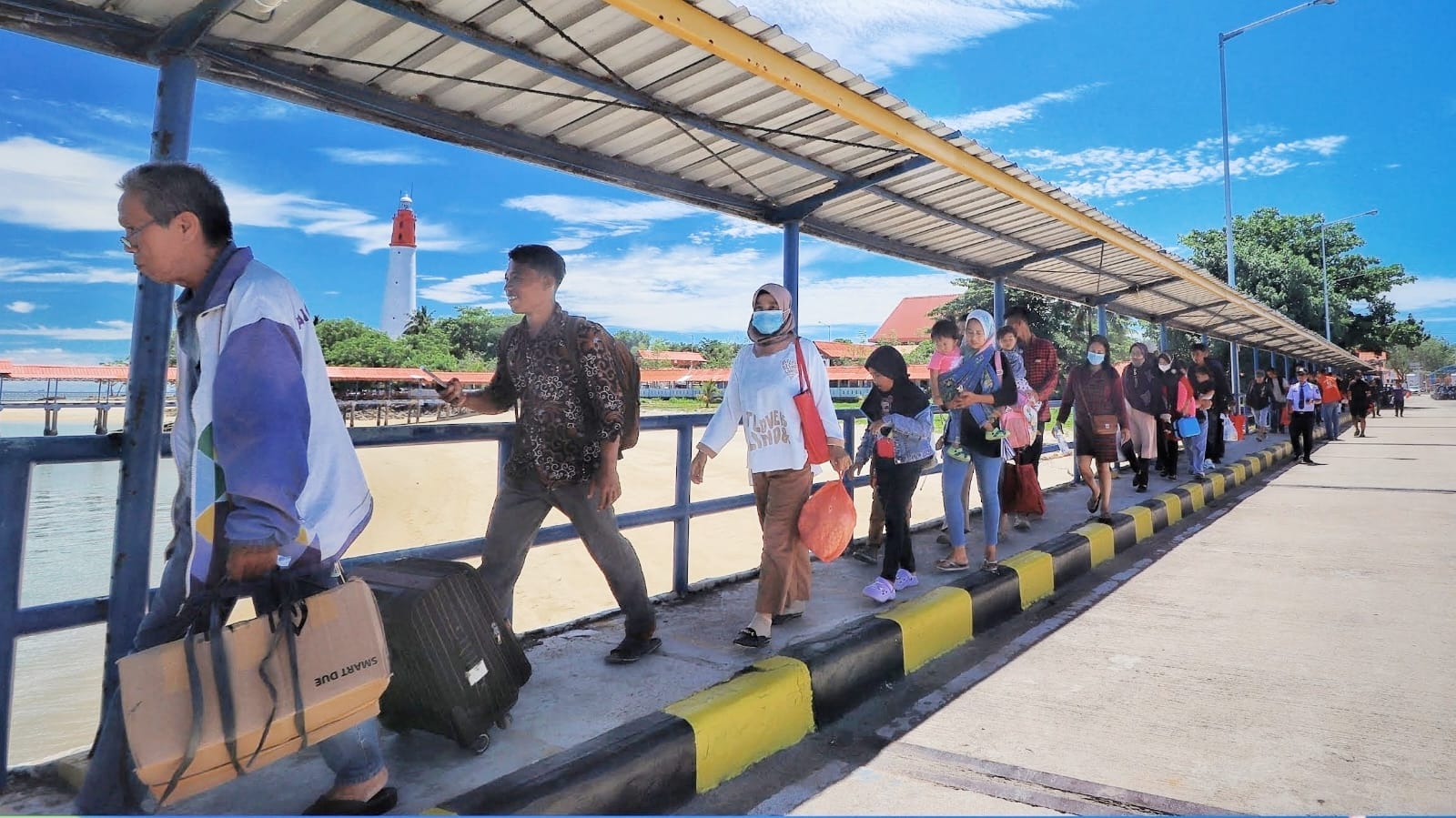 Sejumlah penumpang di Pelabuhan Tanjung Kalian, Mentok, Bangka Barat. (Foto/Fierly).