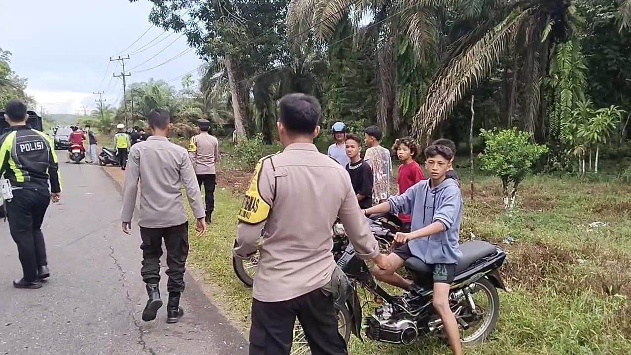 Polsek Jebus saat melakukan razia