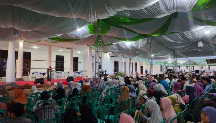 Gelar Bukber, Bupati Sukirman Bagikan Sembako dan Alquran ke Masyarakat