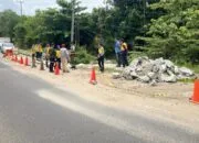 Jalan Nasional yang Amblas di Kecamatan Mentok, Kabupaten Bangka Barat mulai diisi material bangunan.
