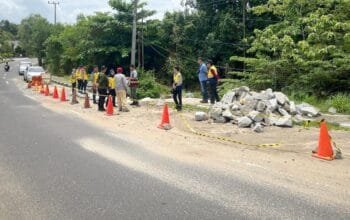Jalan Nasional yang Amblas di Kecamatan Mentok, Kabupaten Bangka Barat mulai diisi material bangunan.