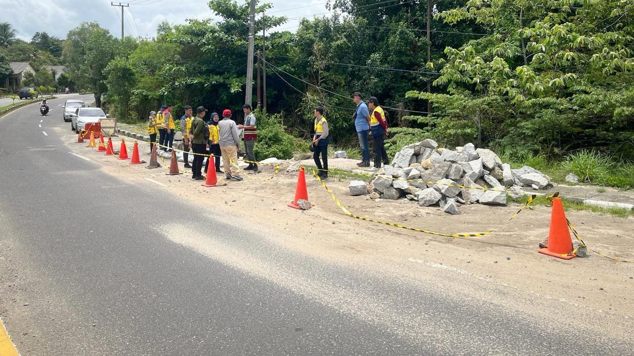 Jalan Nasional yang Amblas di Kecamatan Mentok, Kabupaten Bangka Barat mulai diisi material bangunan.