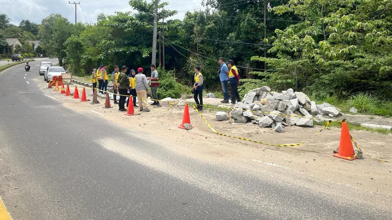 Jalan Nasional yang Amblas di Kecamatan Mentok, Kabupaten Bangka Barat mulai diisi material bangunan.