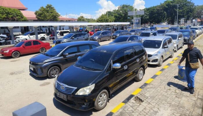 Foto H-7 Lebaran, Ratusan Kendaraan Mulai Padati Pelabuhan Tanjung