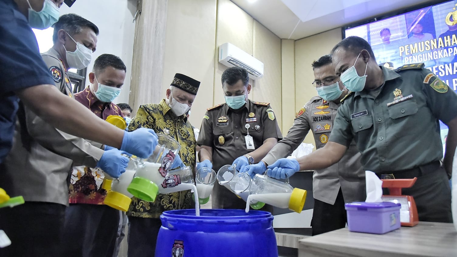Pemusnahan dilakukan, pada Kamis (4/4/2024) pagi, di Gedung Catur Prasetya, Polres Babar, dengan cara diblender serta di campur dengan cairan pembersih lantai. (Foto/Fierly).