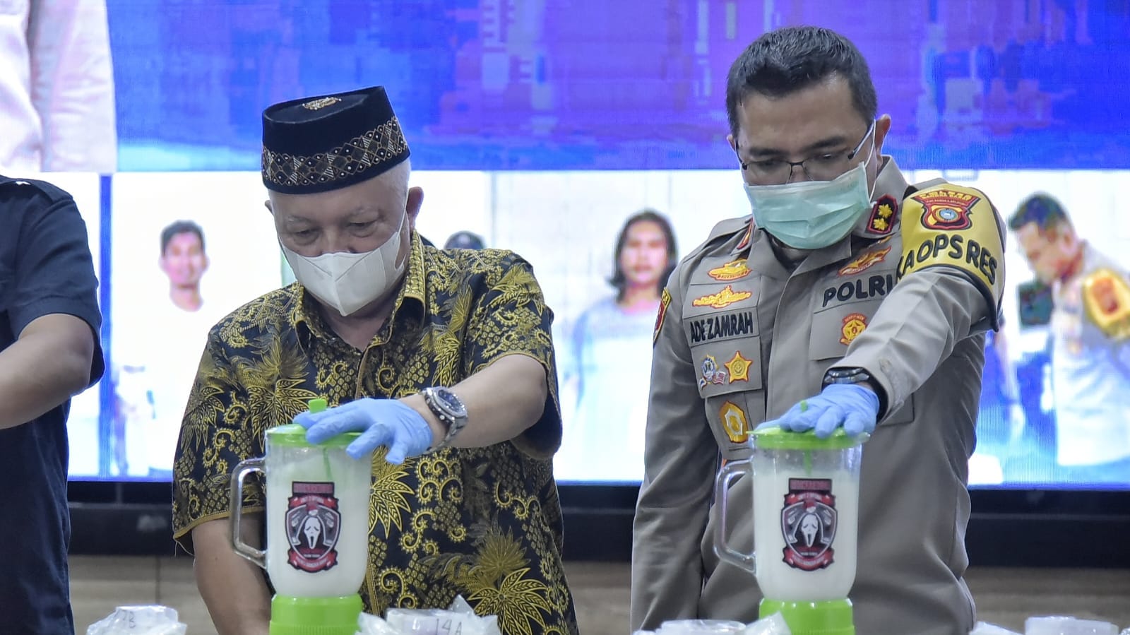 Bupati Bangka Barat Sukirman, bersama Kapolres Bangka Barat AKBP Ade Zamrah saat memusnahkan narkoba jenis sabu dengan cara di blender. (Foto/Fierly)