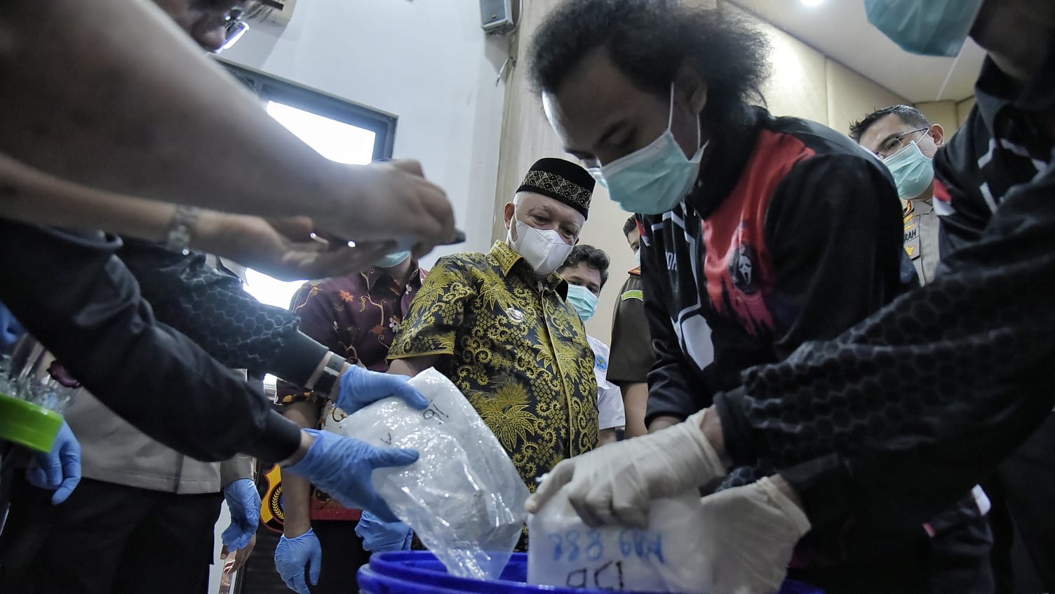 Bupati Babar menjadi saksi puluhan kilo sabu dituang kedalam drum yang berisi cairan wipol. (Foto/Fierly)