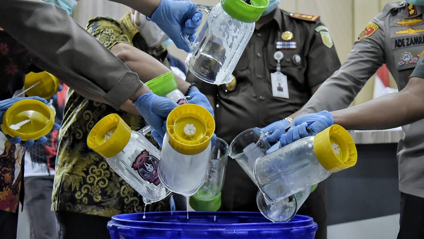 Forkopimda Babar menyurahkan sabu yang sudah diblender dan ducampur dengan cairan wipol kedalam drum . (Foto/Fierly)