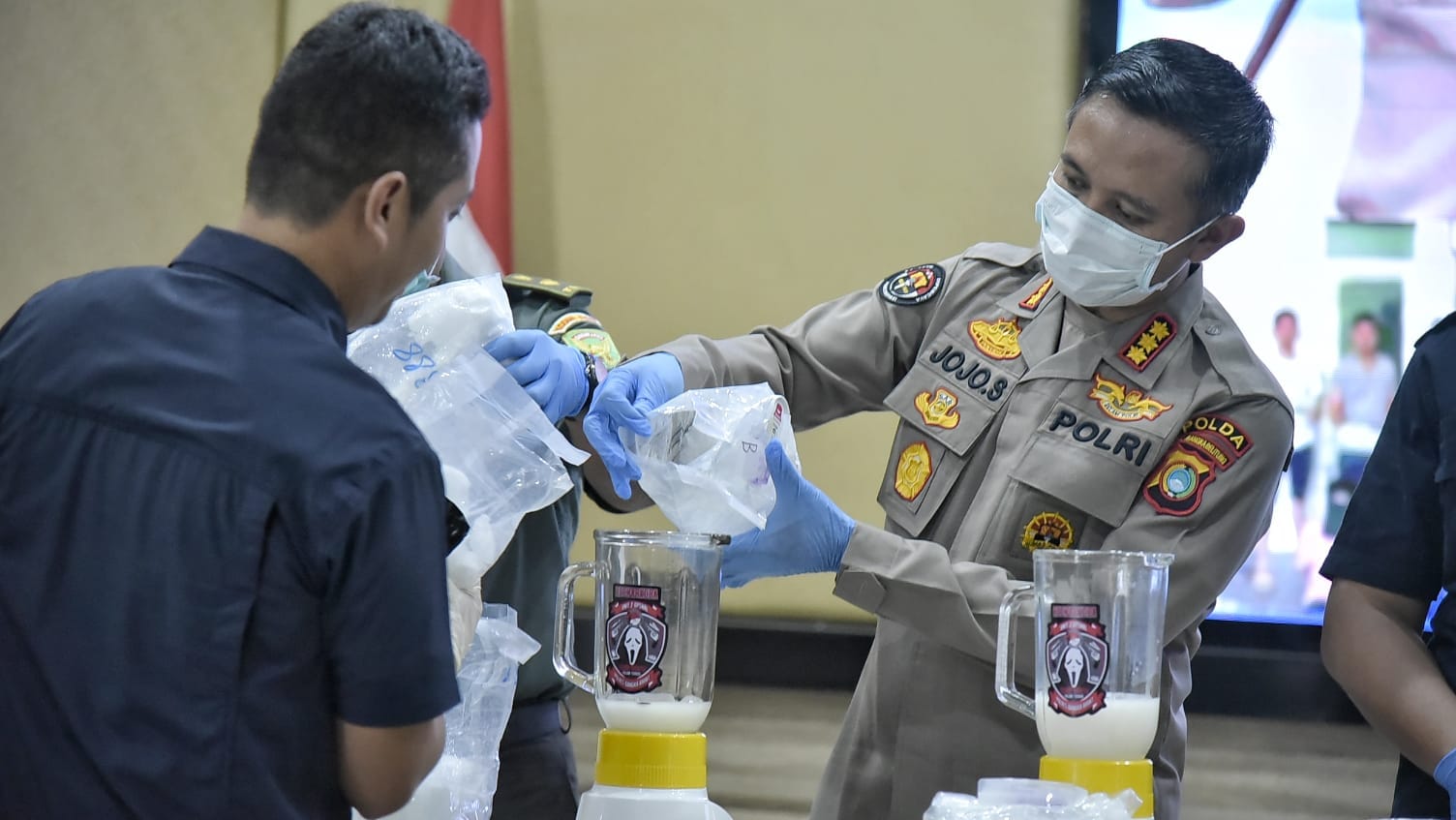 Turut hadir Kabid Humas Polda Kep Babel dalam kegiatan pemusnahan barang bukti narkoba jenis sabu di Mapolres Babar. (Foto/Fierly)