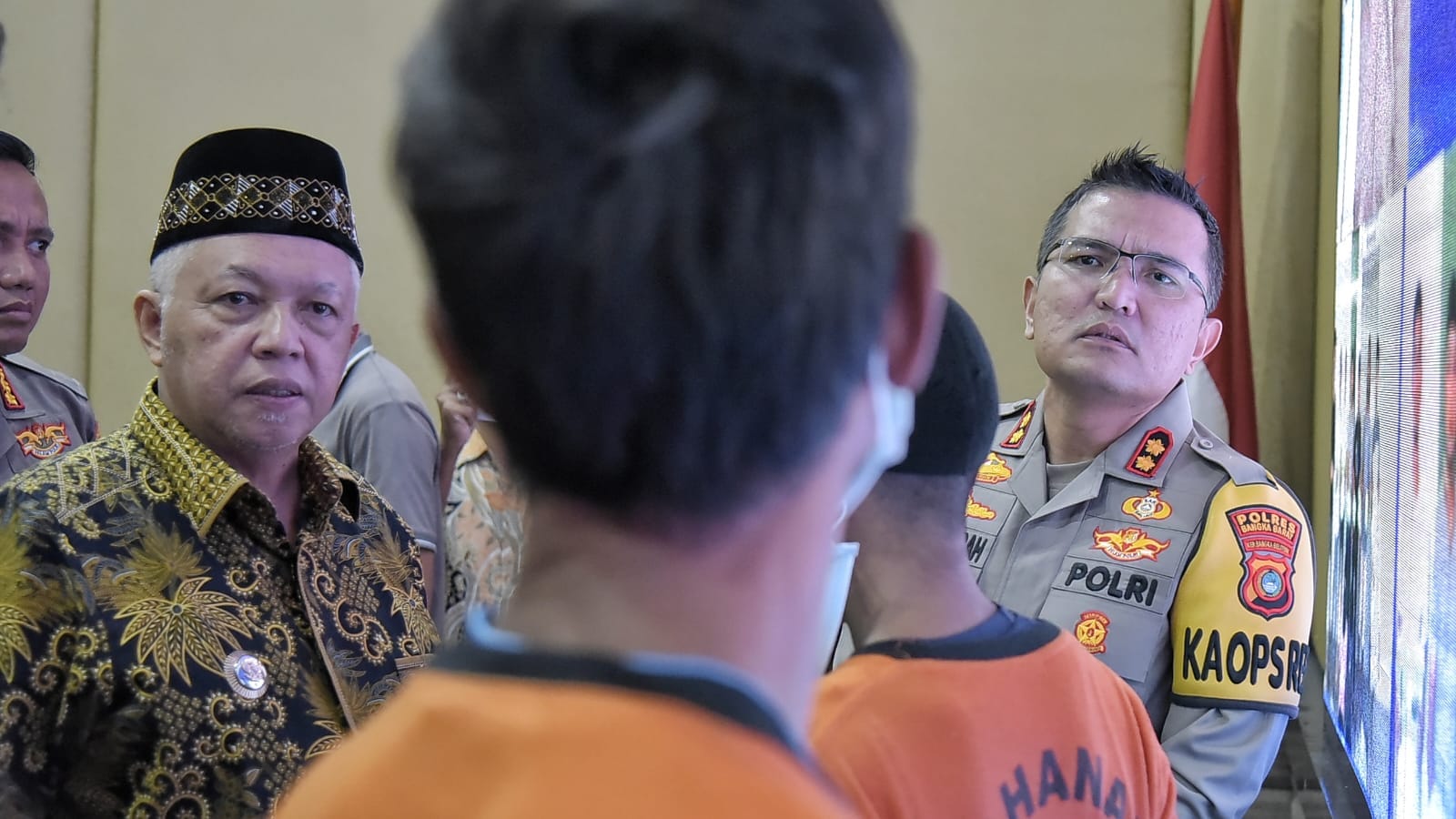 Momen ketika Bupati Bangka Barat Sukirman, bersama Kapolres Bangka Barat AKBP Ade Zamrah berbincang dengan kedua tersangka. (Foto/Fierly)