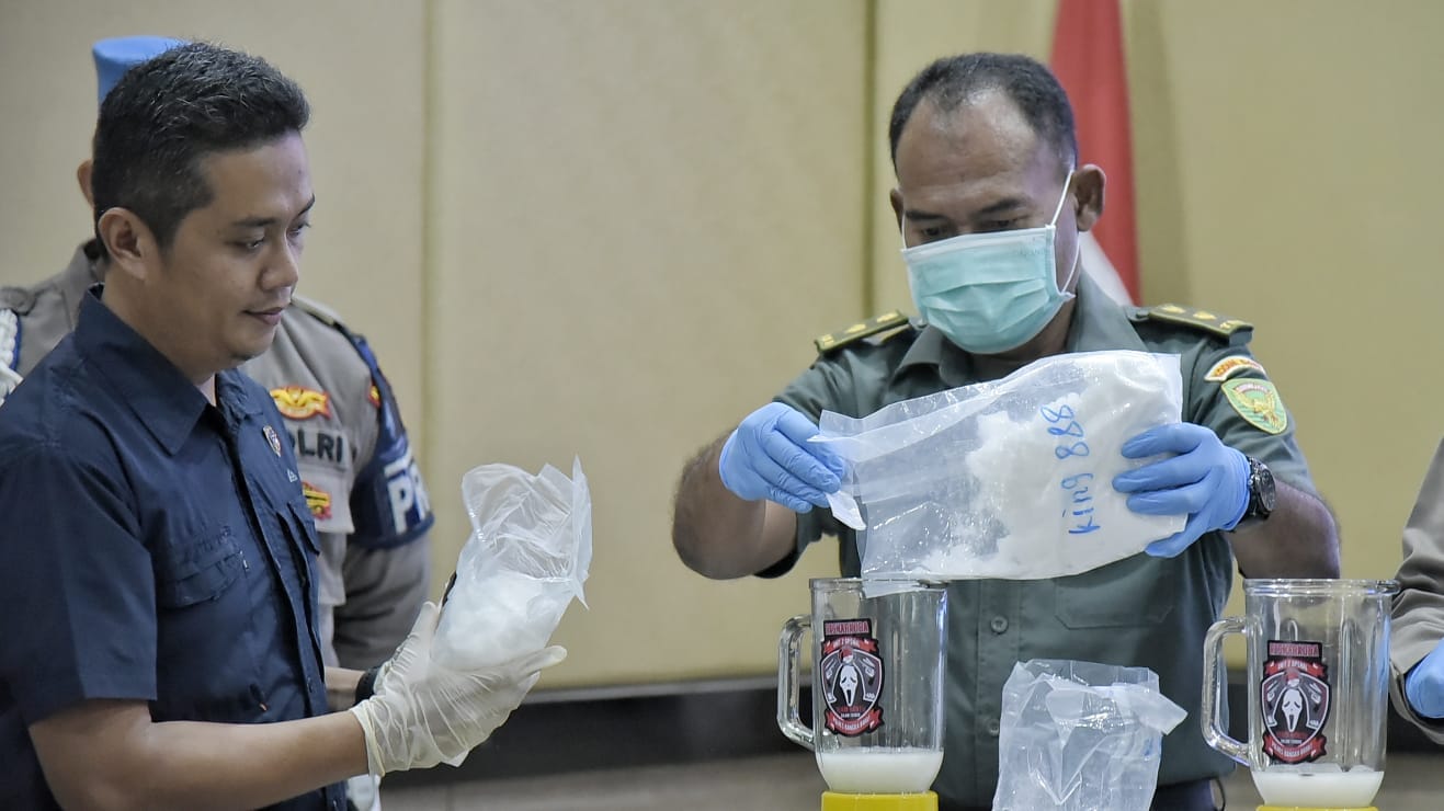 Kasdim 0431/Babar, didampingi Kasat Resnarkoba Polres Babar saat menuangkan barang bukti narkoba jenis sabu kedalam blender. (Foto/Fierly)