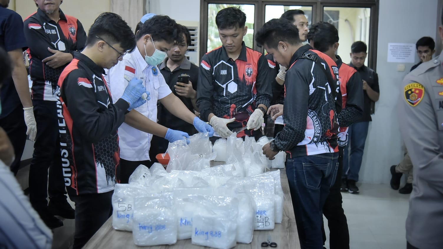 Anggota Satresnarkoba sedang memeriksa puluhan kampil narkoba jenis sabu sesaat sebelum dimusnahkan. (Foto/Fierly)